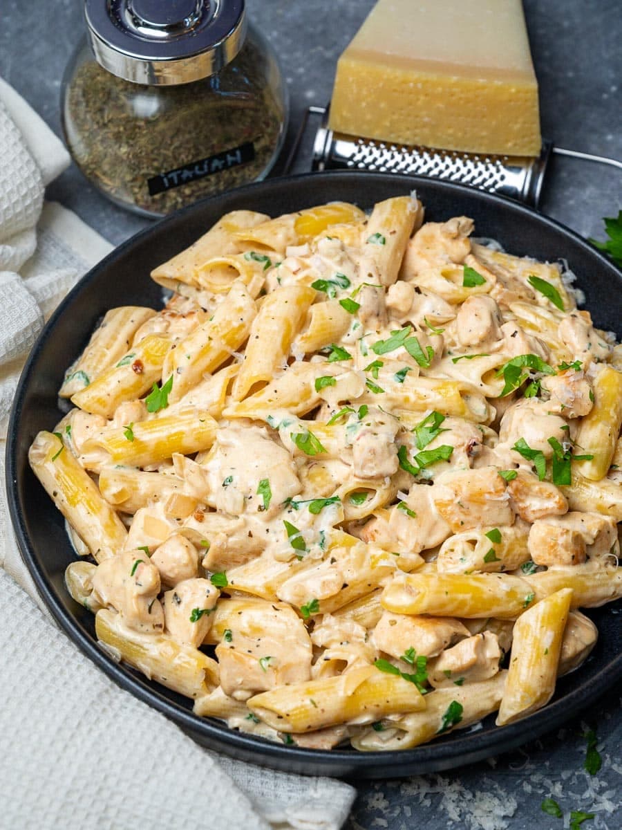 Creamy Garlic Chicken Pasta with Parmesan and White Wine Sauce