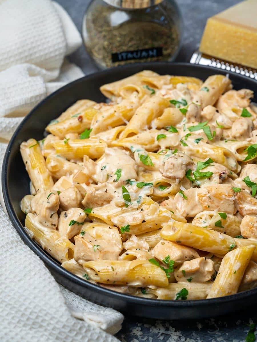 Creamy Garlic Chicken Pasta with Parmesan and White Wine Sauce